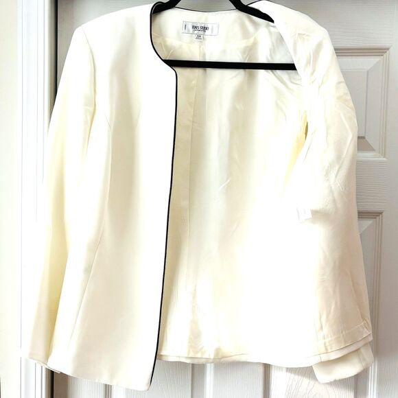 Jones New York Women's Blazer (16W), Lined, Creamy-White, Long Sleeves Exc Cond. - Picture 4 of 11